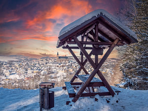 Picknick mit Blick auf die Bergstadt Schneeberg im Erzgebirge im WinterPicknick mit Blick auf die Bergstadt Schneeberg im Erzgebirge im Winter