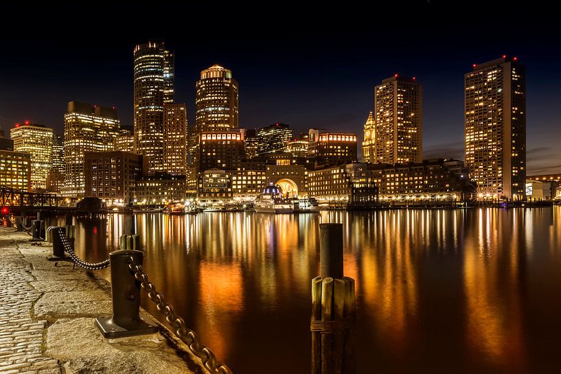 BOSTON Fan Pier Park & Skyline Boston in der Nacht  von Melanie Viola