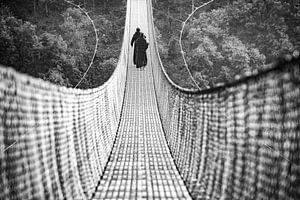Pont suspendu avec 2 moines au Népal.