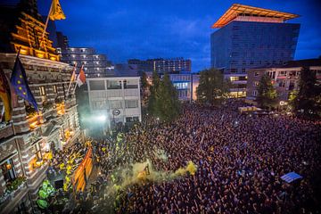 Roda JC wird nach dem Sieg im Play-Offs-Finale auf dem Marktplatz in Kerkrade geehrt von Luc Lodder