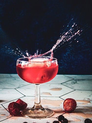 Cocktail dans un verre avec splash rétro