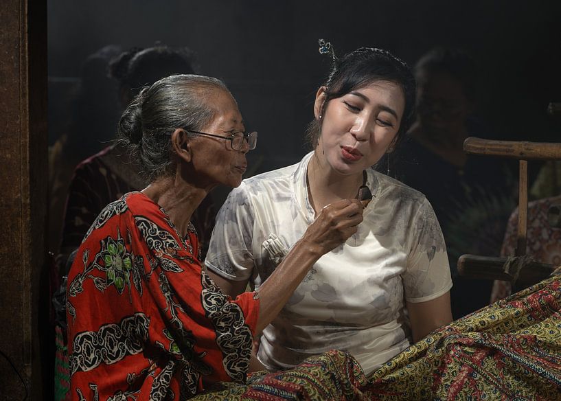 A lesson in batik making in Lasem by Anges van der Logt