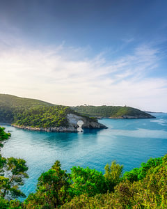Felsbogen von San Felice am Meer, Gargano, Apulien, Italien.