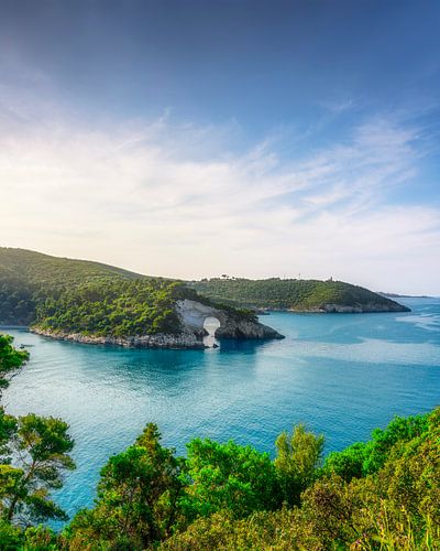 San Felice rotsboog aan zee, Gargano, Puglia, Italië.