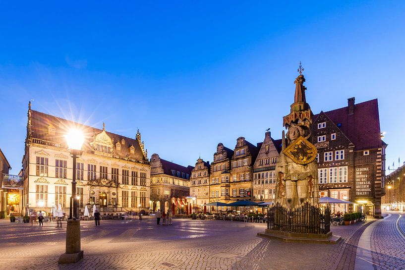 Marktplatz mit dem Roland in Bremen bei Nacht von Werner Dieterich