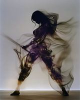 Etherische Rook Silhouet Krijgster Vrouw Woonkunst - Dynamische Abstracte Zwaard Poster voor Moderne Woondecoratie