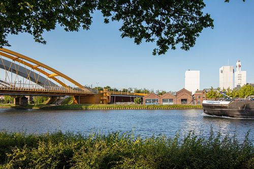 De Douwe Egbertsbrug en fabriek