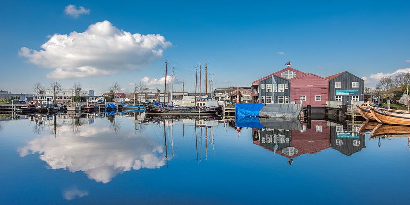 De buitenhaven van Elburg op een windstille dag. par Harrie Muis