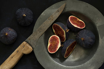 Stimmungsvolles Food-Foto von frischen Feigen