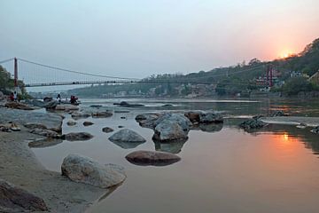 Aan de rivier de Ganges in Lakshman Jhula in India met zonsondergang van Eye on You