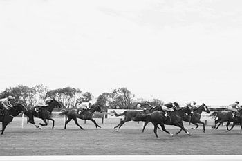 Paardenrace in Zwart-Wit – Bath Races, Engeland