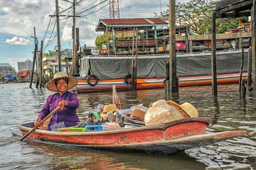 Thaise koopvrouw op drijvende markt van Richard van der Woude