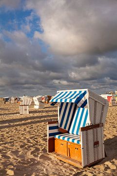 Strandstoelen op het strand van St. Peter Ording bij zonsopgang van Markus Lange