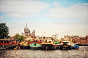 Amsterdam Sint nicolaaskerk met boten