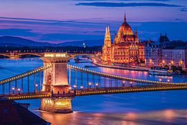 Budapest Skyline - Das ungarische Parlamentsgebäude und die Kettenbrücke am Abend von Tux Photography