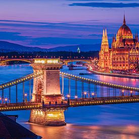 Budapest Skyline - The Hungarian Parliament building and Chain Bridge in the evening by Tux Photography
