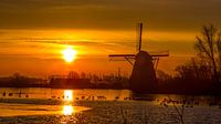 Gekleurde, licht bewolkte  zonsopkomst