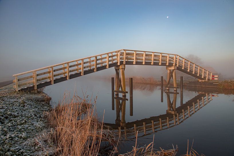 Kippebruggetje in de mist van peterheinspictures