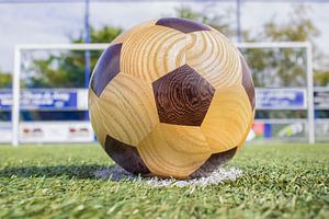 Holz Fußball liegt auf dem penaltiestip eines Fußballfeldes von Ben Schonewille