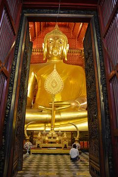 Metershoge gouden Boeddha in tempel Ayutthaya Thailand van My Footprints