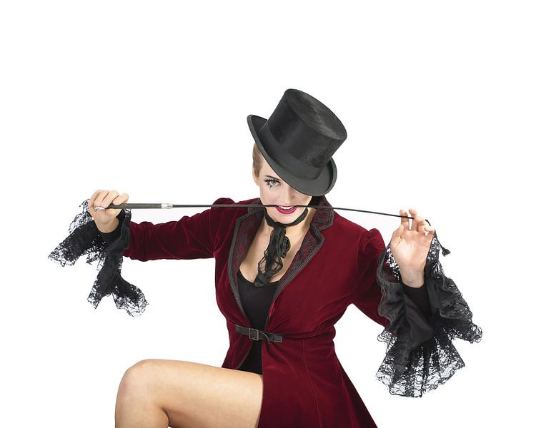 Thème sombre du cirque, femme maître de piste avec un fouet. par GØNNIE photography and styling