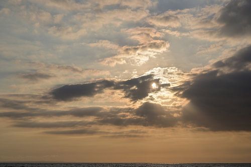 Dramatischer Sonnenuntergang an der balinesischen Küste