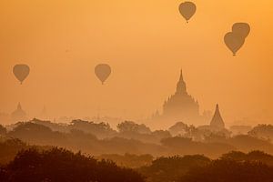 Heißluftballons über Bagan in Myanmar