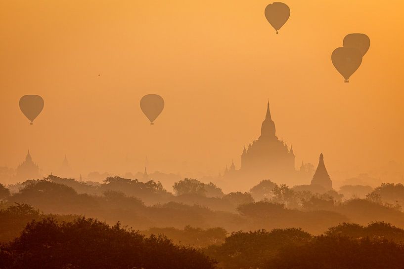 Heißluftballons über Bagan in Myanmar von Roland Brack