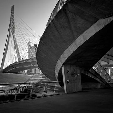 Voetgangerstrap naar de Erasmusbrug - Rotterdam van Stedelijke landschappen - Rick Van der Poorten Fotografie