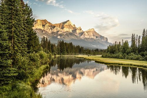 Lac de Canmore au lever du soleil