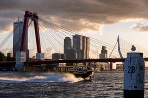 Rotterdam, die Maas und das Watertaxi im Sonnenuntergang von Prachtig Rotterdam