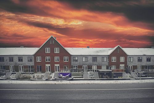 Winterlandschap Fotokunst – Sneeuwbedekte Huizen langs de Rijksweg in Groningen bij Zonsopgang