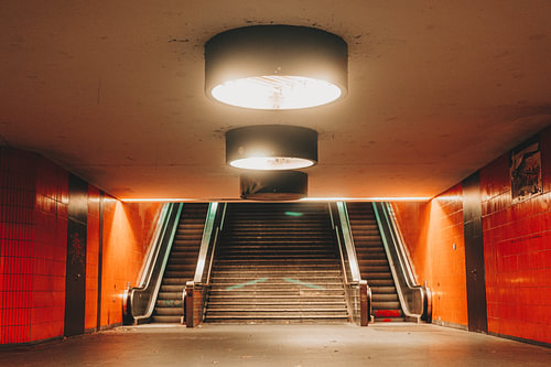Metro Tunnel Unterführung mit orangefarbenen Kacheln