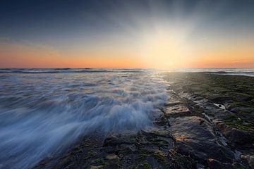 zonsondergang achter een golfbreker in de Noordzee van gaps photography