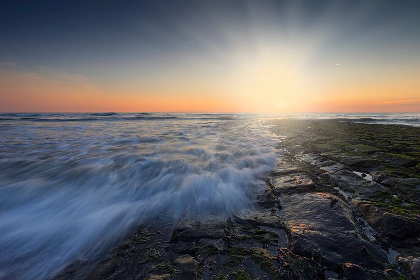 coucher de soleil derrière un brise-lames en mer du Nord par gaps photography