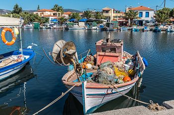 Fischerboot im griechischen Hafen