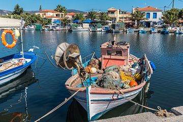 Vissersboot in Griekse haven van Rinus Lasschuyt Fotografie