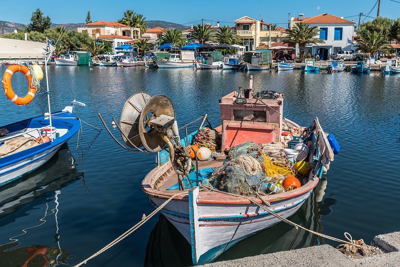 Bateau de pêche dans un port grec par Rinus Lasschuyt Fotografie