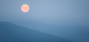 Panorama-Sonnenaufgang über den Bergen
