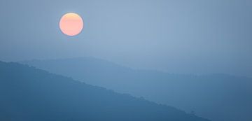Panorama-Sonnenaufgang über den Bergen von Ellis Peeters