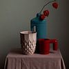 Nature morte de vases dans une belle combinaison de couleurs avec des lanternes sur Lilian Bisschop