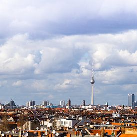 Cloudy skies over Berlin sur Dennis Kuzee