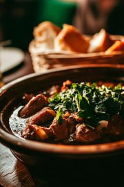 Plats de viande savoureux dans un pot en terre cuite sur Poster Art Shop