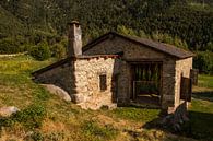 Een oud schuurtje in de Pyreneeën waar de tabaksbladeren te drogen hangen van Paul Wendels thumbnail