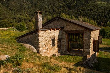 Een oud schuurtje in de Pyreneeën waar de tabaksbladeren te drogen hangen van Paul Wendels