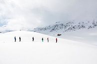 Wandelaars in de sneeuw in de Alpen, Frankrijk van Rosanne Langenberg thumbnail