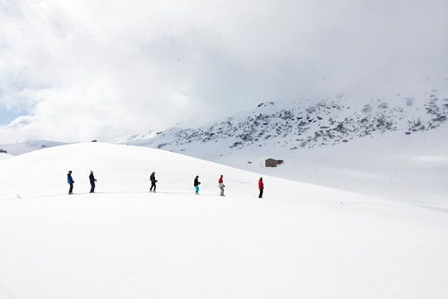 Wandelaars in de sneeuw in de Alpen, Frankrijk