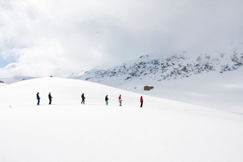 Wandelaars in de sneeuw in de Alpen, Frankrijk van Rosanne Langenberg