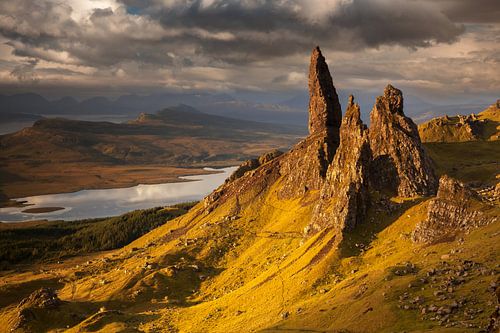 Uitzicht vanaf de Old Man of Storr naar het eiland Inverarish, Skye