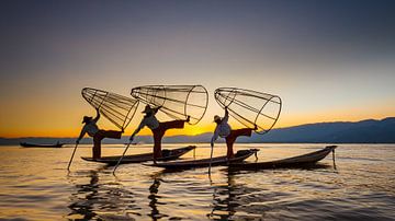 De vissers van Inle Lake in Myanmar van Roland Brack